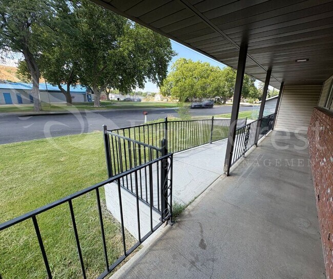 Building Photo - Three Bedroom, Two Bathroom House plus bon...