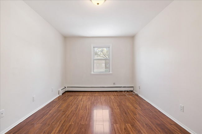Building Photo - 15-25 209th St