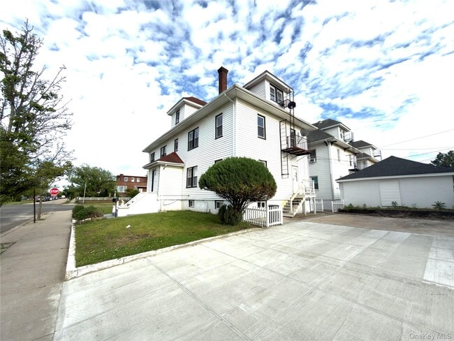 Building Photo - 517 Laurelton Blvd