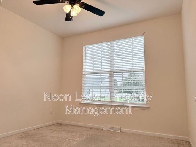 Building Photo - 214 Redstone Ct