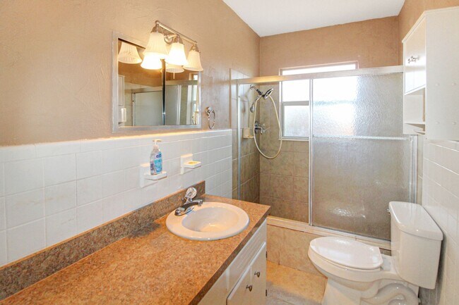 Building Photo - 1612 Larchwood Dr