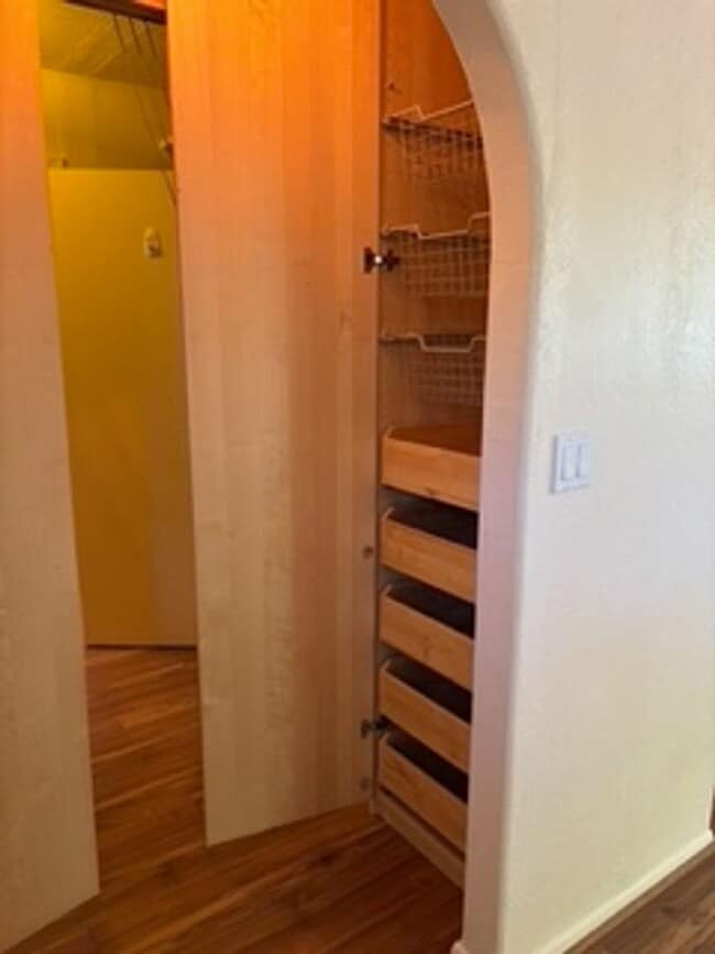 Building Photo - Cozy, West Sedona home with large fenced b...