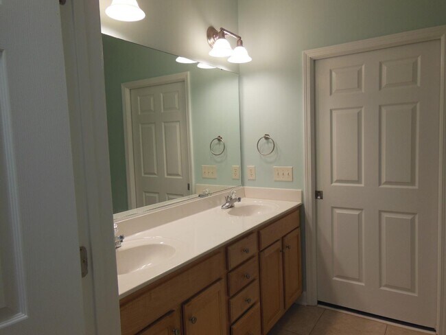 Building Photo - 908 Resort Cir