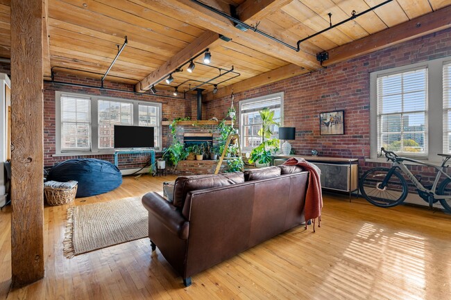 Building Photo - Beautiful loft in Downtown Denver!