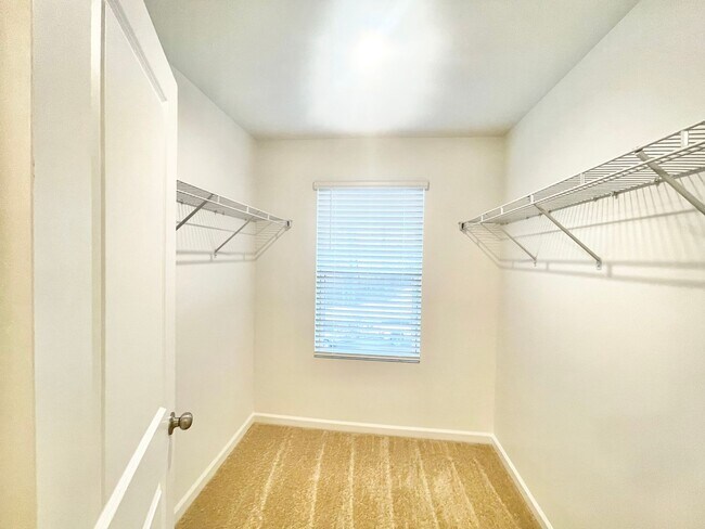 Building Photo - Paired Home 3br 2.5ba minutes from I-77 and I-40 Tour today!