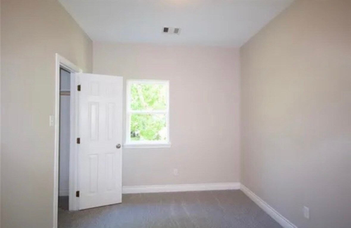 Building Photo - 210 Garrotsville St