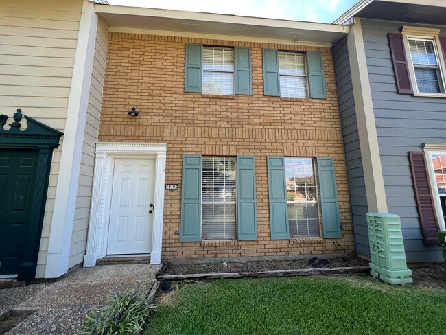 Primary Photo - BEAUTIFUL TOWNHOME WITH COMMUNITY POOL AND...