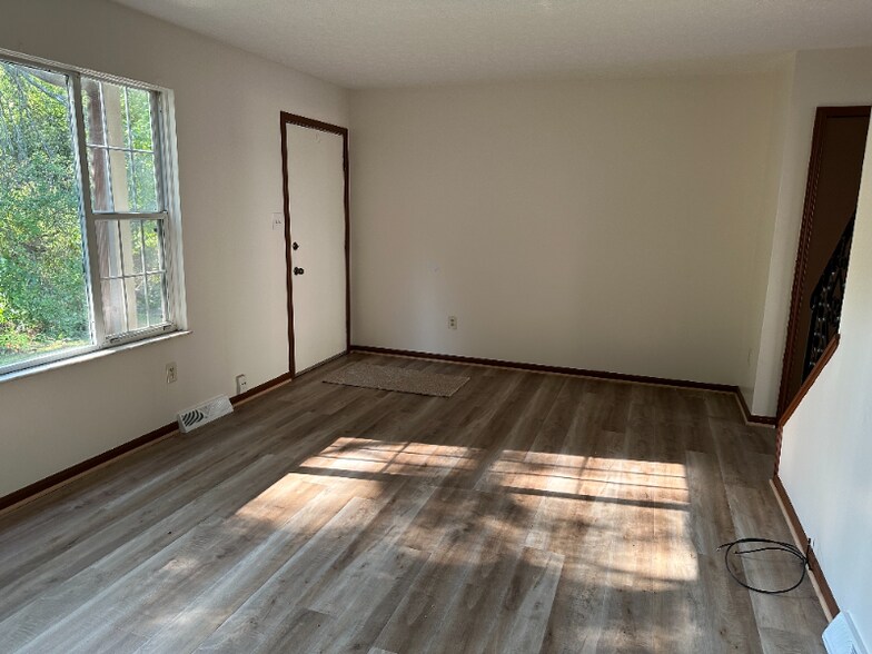Building Photo - 4390 Darrow Rd
