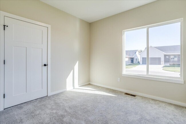 Building Photo - Chuck Floor Plan - Fox Creek