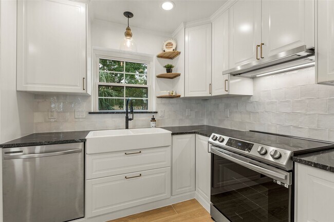 Building Photo - 1815 Saxony Ln