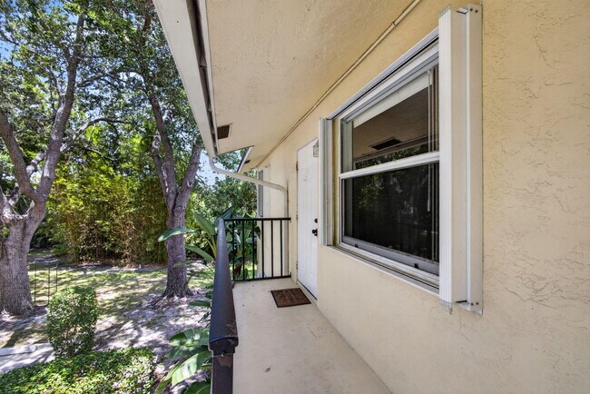 Building Photo - 708 SW Gardens Blvd