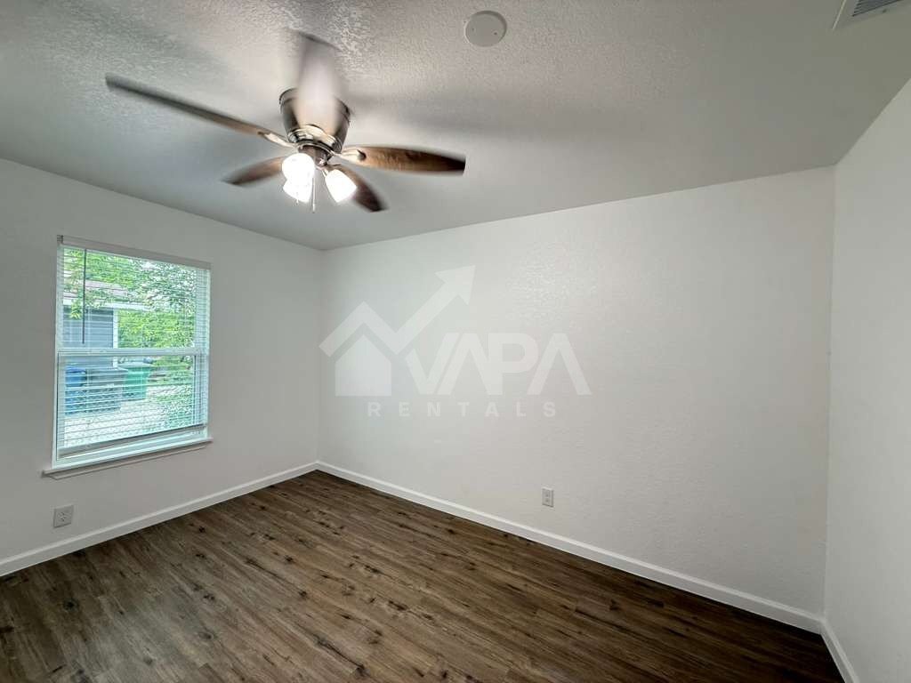 Building Photo - 242 Glamis Ave