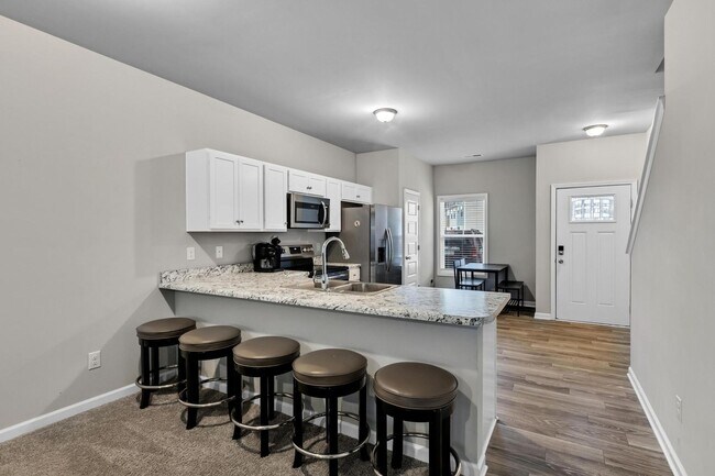 Building Photo - Furnished rental available now!!