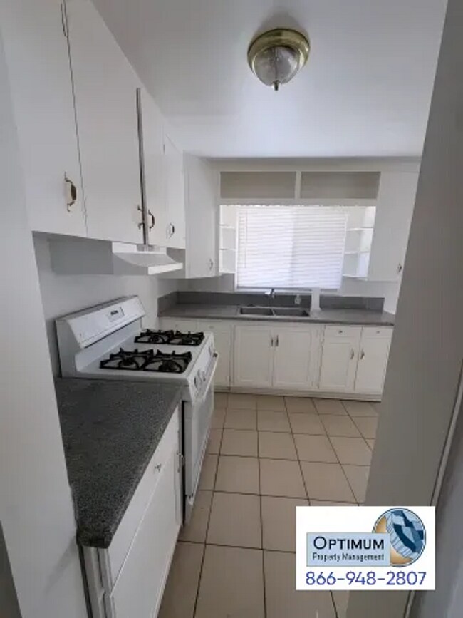 Building Photo - 3-Bedroom 1-Bathroom Home with Fireplace, Front Yard & Private Back Patio in Victorville