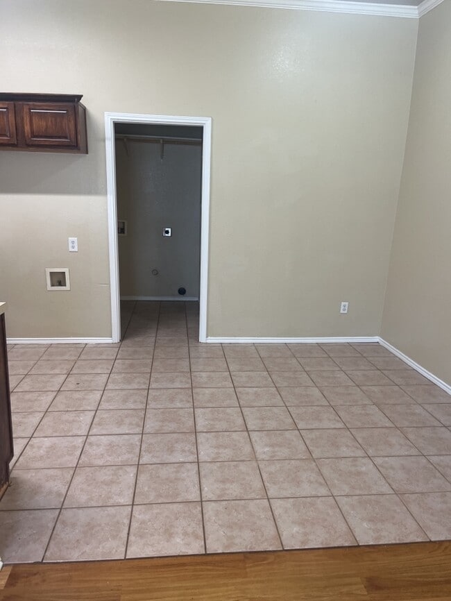 Building Photo - 3 Bedroom 2 bath Duplex! Curtis elementary...