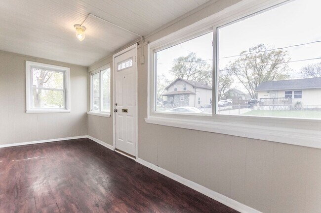 Building Photo - Spacious 2 bedroom 1 bath home