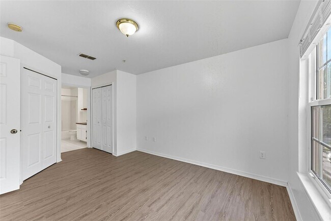 Building Photo - 5459 Vineland Rd