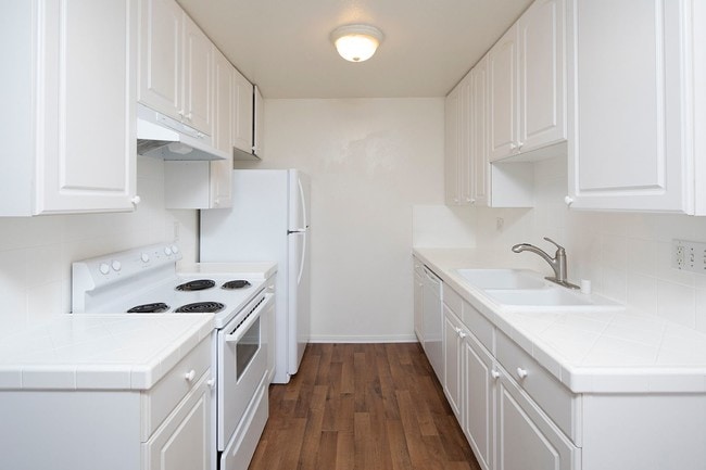 Building Photo - Large 2BR in Pacific Beach w/ a Fireplace