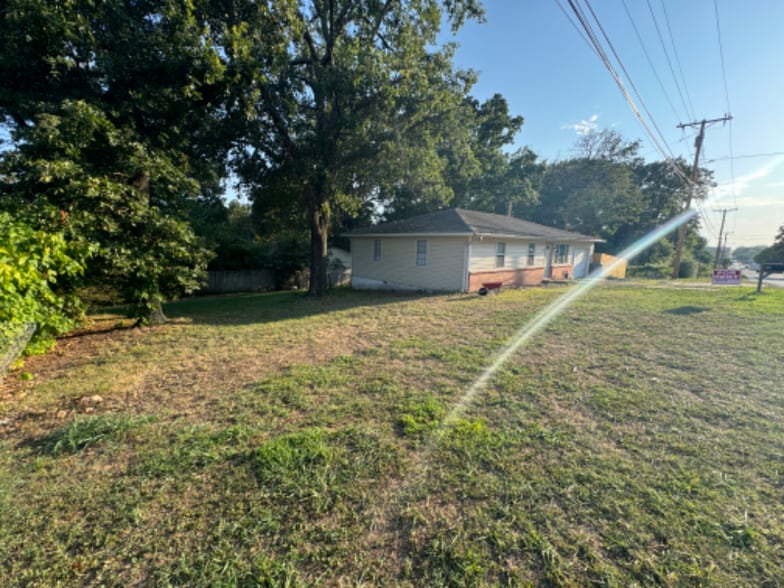 Building Photo - 418 E 4th St