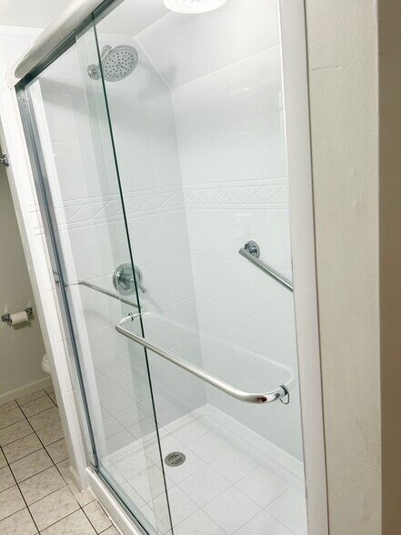 Master shower - 10 Devon Ter