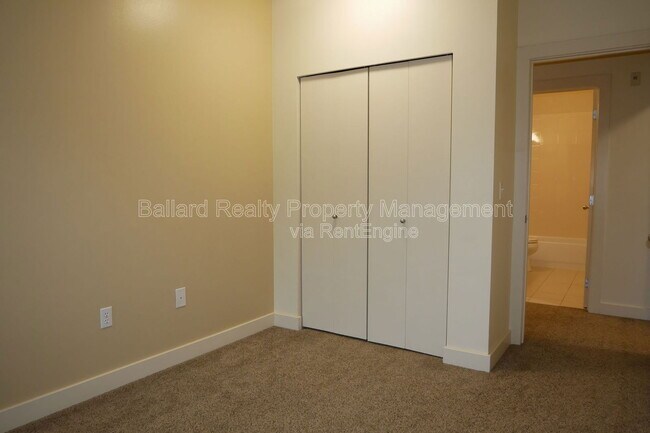 Building Photo - 700 E Denny Way