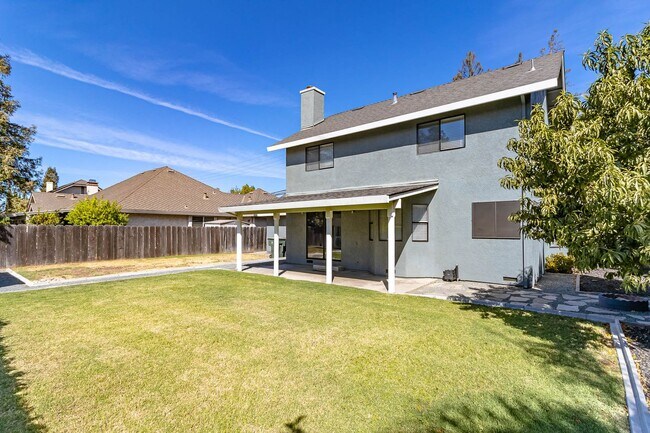 Building Photo - Two story home located near major shopping and restaurants!