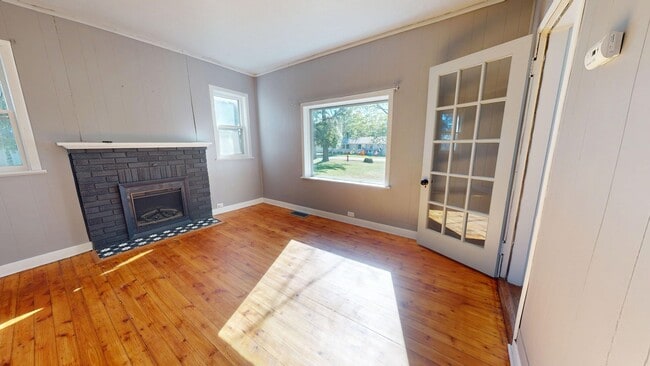 Building Photo - 3- Bedroom, 1- Bath Home with a 2 Car Gara...