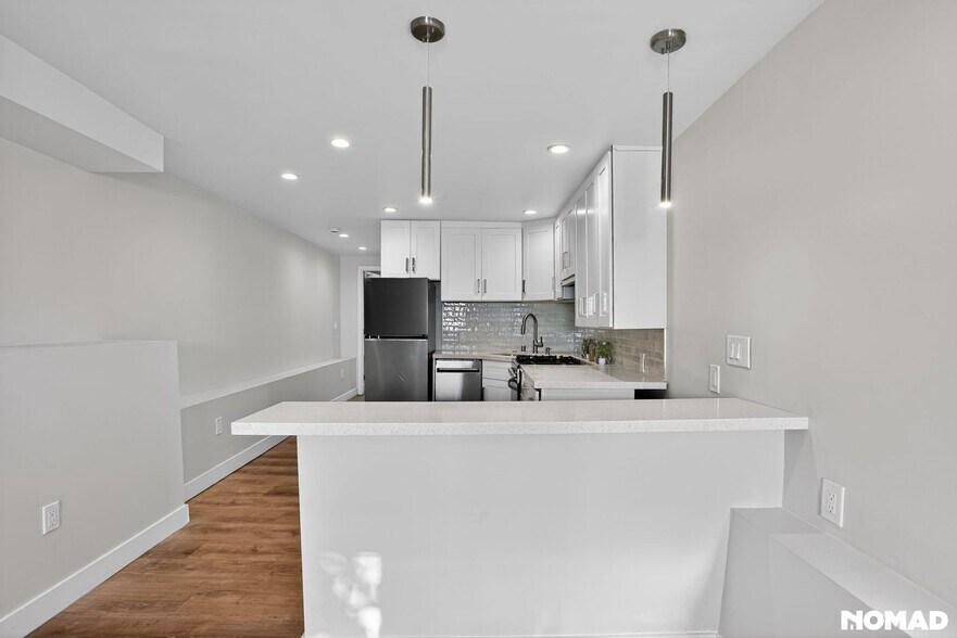 Building Photo - 857 McElroy St