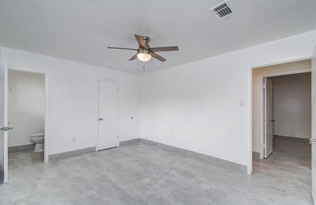Building Photo - 502 Guyer St