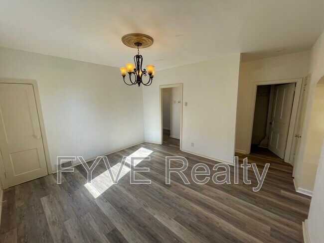 Building Photo - 489 Norton St