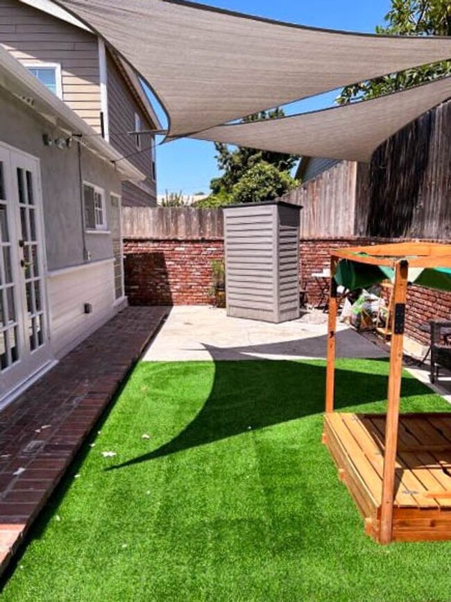 Building Photo - EASTSIDE BUNGALOW LONG BEACH