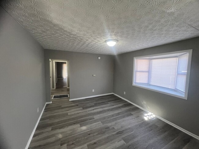 Building Photo - 2531 Howey Rd