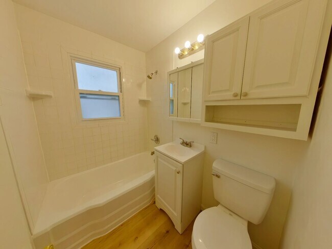 Building Photo - 3 Bedroom Home