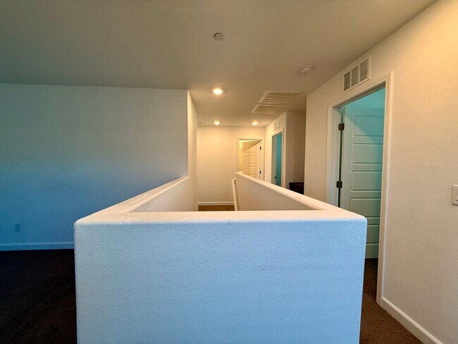 Building Photo - 3 BED 2.5 BATH 2 CAR GARAGE TOWNHOUSE w/ P...