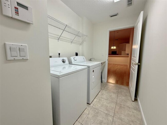 Building Photo - 10495 SW West Park Ave