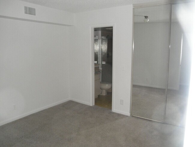 Building Photo - Somerset