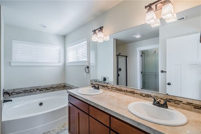 Building Photo - 4Bd/2.5Ba Lynnwood House