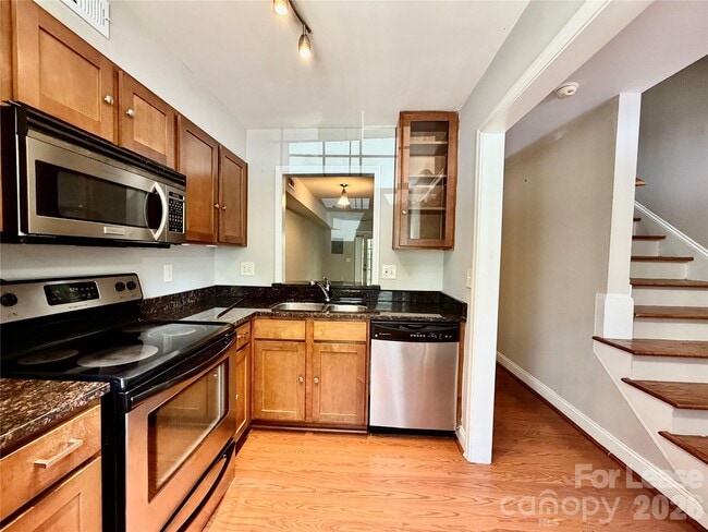 Building Photo - 1207 Green Oaks Ln