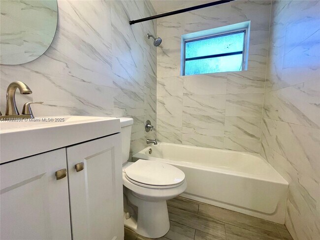 Building Photo - 213 SW 10th St