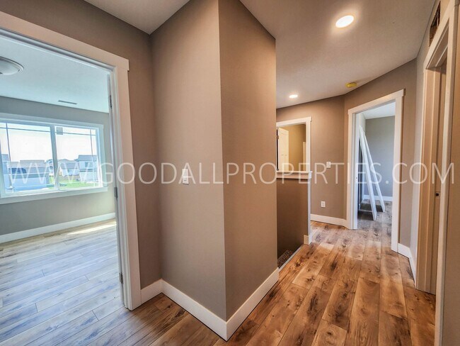 Building Photo - 6 Bedroom 4 bathroom two story home in Waukee