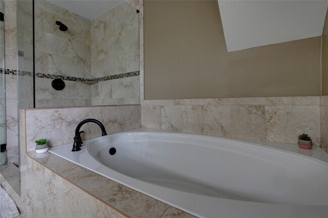 Building Photo - 6002 Thom Rd