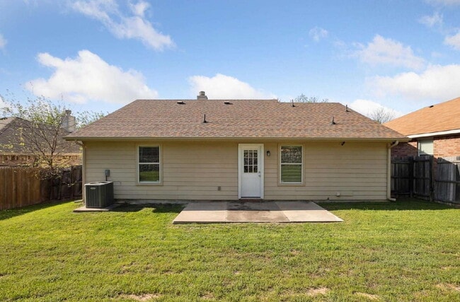 Building Photo - "Charming 3-Bedroom Home Just Minutes from Downtown Dallas!"
