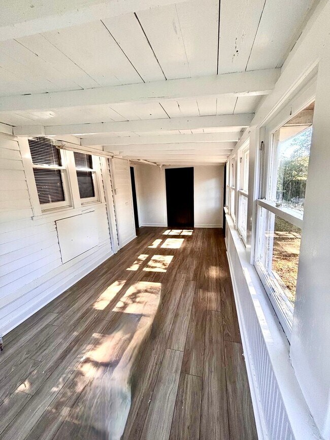 Building Photo - 833 W Oak- Move in ready!