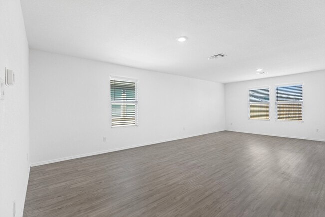 Building Photo - Charming Home Awaits: Spacious & in a Prime Location