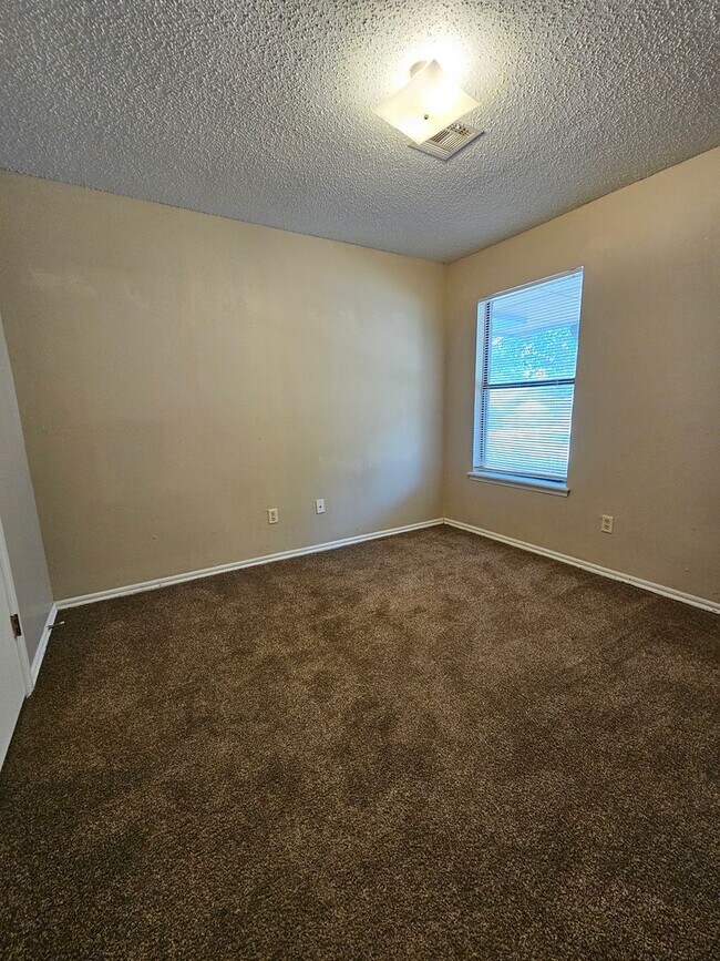 Building Photo - (2) Bed/(2) Bath Duplex Avail NOW! Small Pet Negotiable!