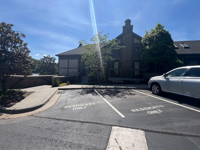 Building Photo - 2 Fall Pippin Ln