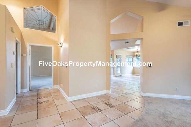 Building Photo - 103 Surbaugh Square