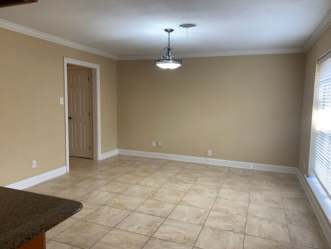 Building Photo - Metairie 3 Bedroom with Spacious Rooms and...