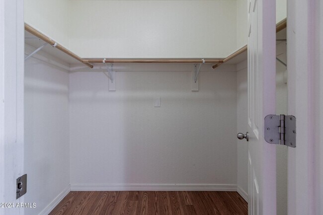 Building Photo - 40 E Balboa Dr