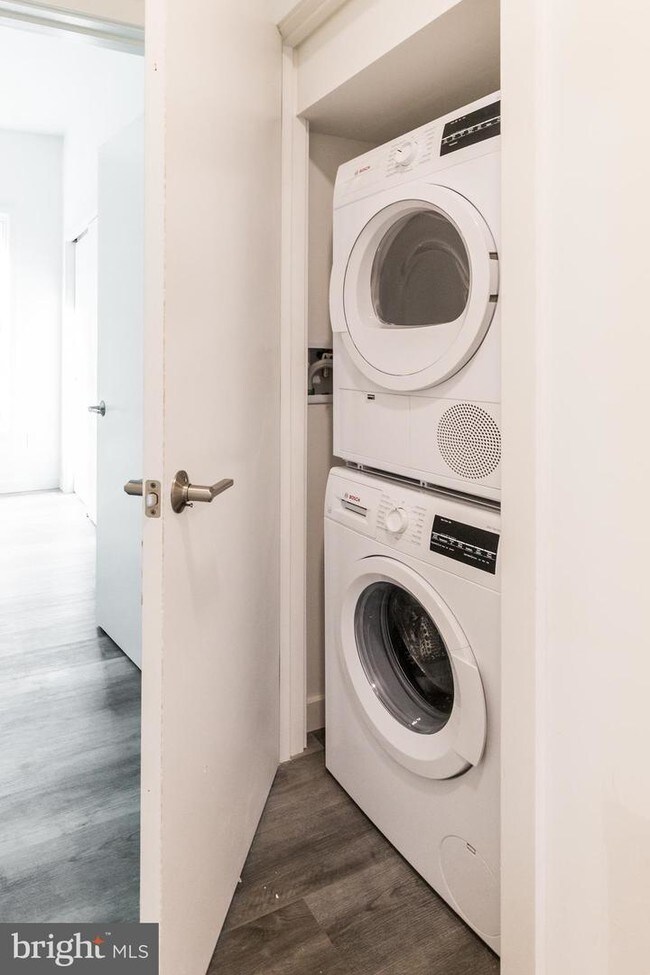 Building Photo - 2559 Amber St